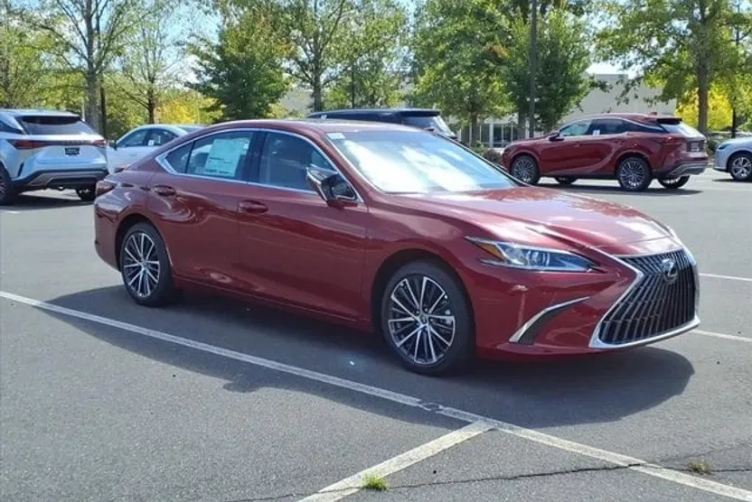 2025 Lexus ES 300h photo 1