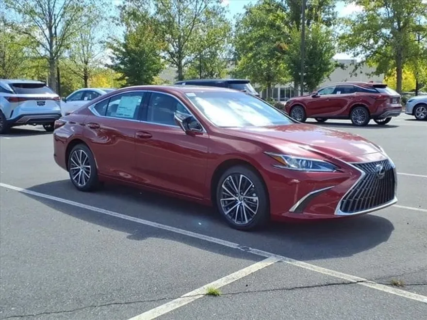 2025 Lexus ES 300h photo 1