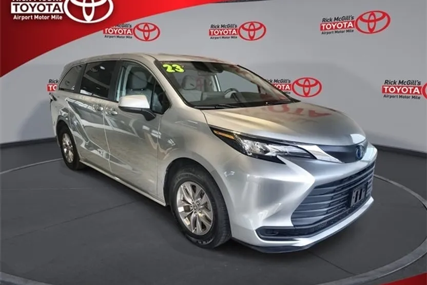 2023 Toyota Sienna LE photo 1