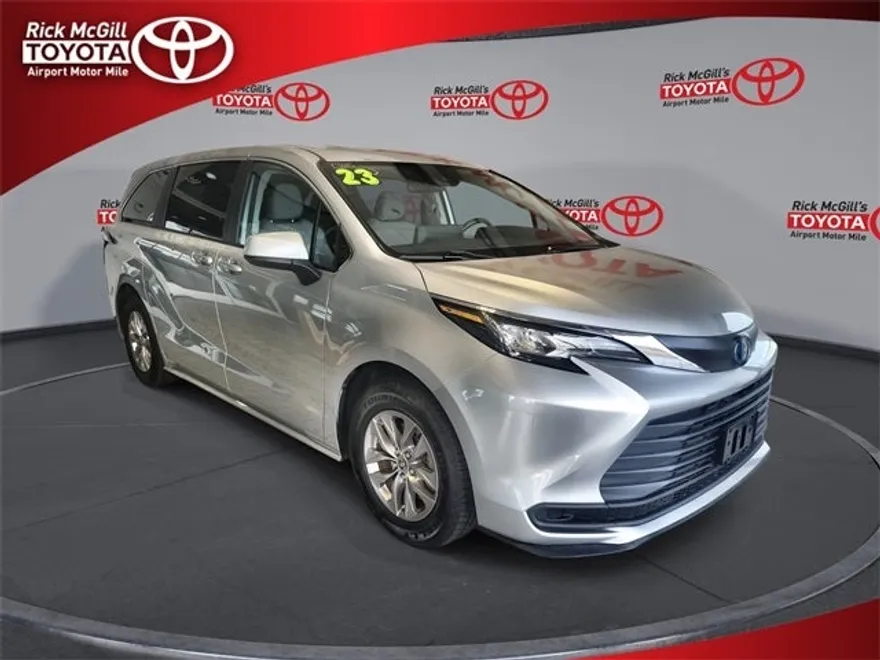 2023 Toyota Sienna LE photo 1