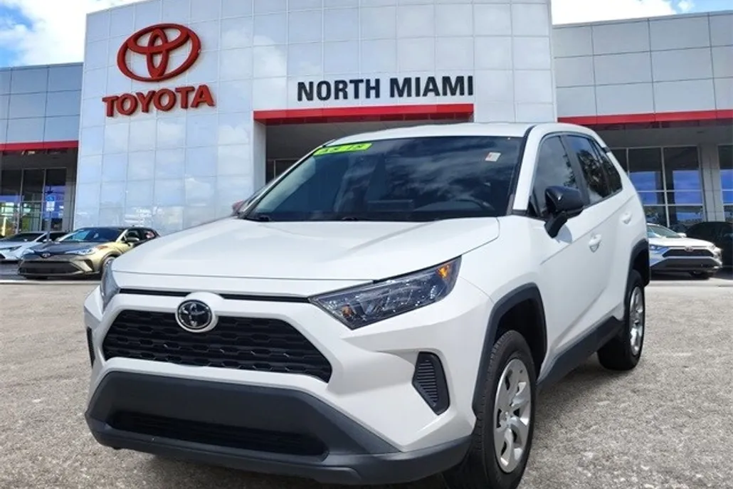 2022 Toyota RAV4 LE photo 1