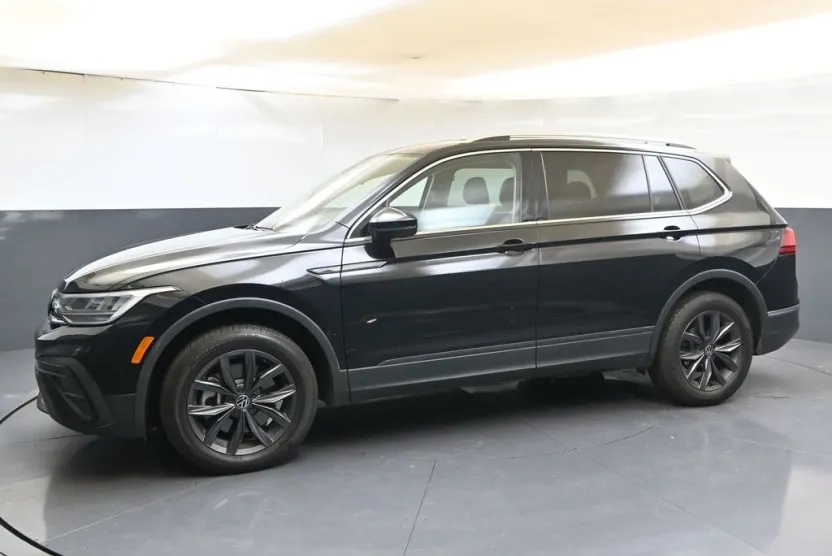 2023 Volkswagen Tiguan SE photo 1