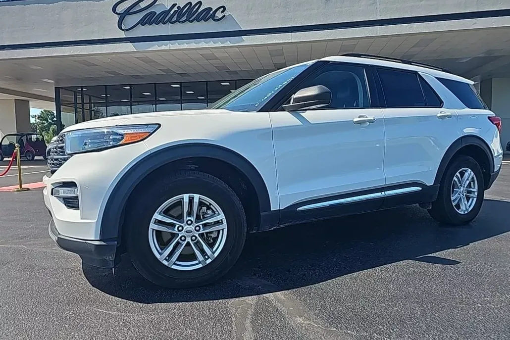2023 Ford Explorer XLT photo 1