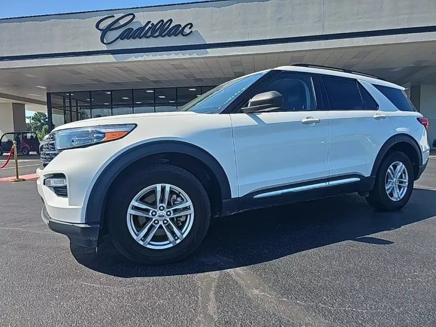 2023 Ford Explorer XLT photo 1