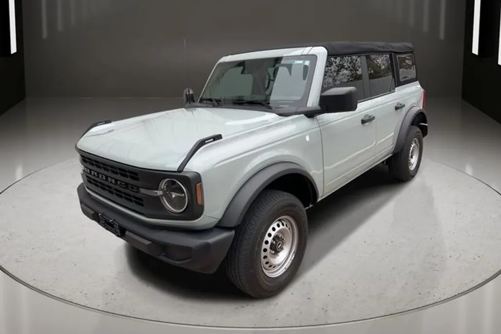 2022 Ford Bronco Base photo 1