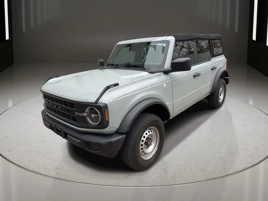 2022 Ford Bronco Base photo 1