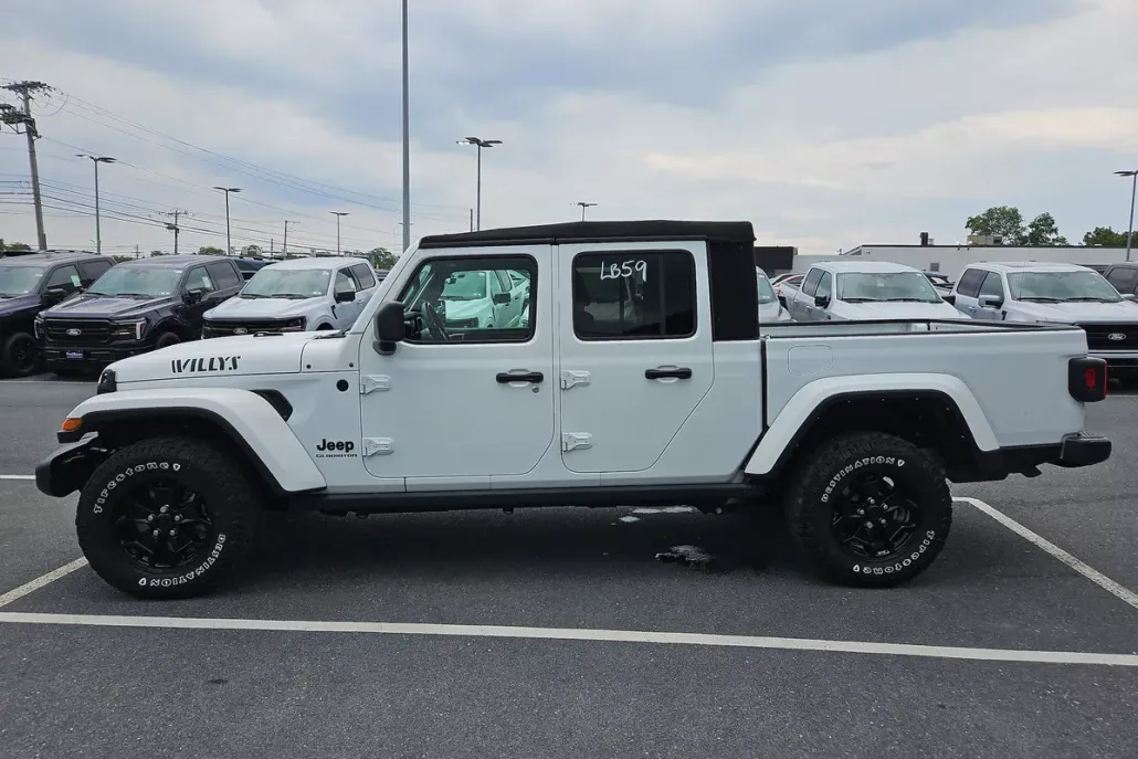 2021 Jeep Gladiator Willys photo 1