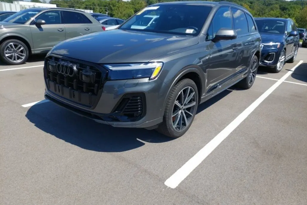 2025 Audi Q7 45 Premium Plus photo 1