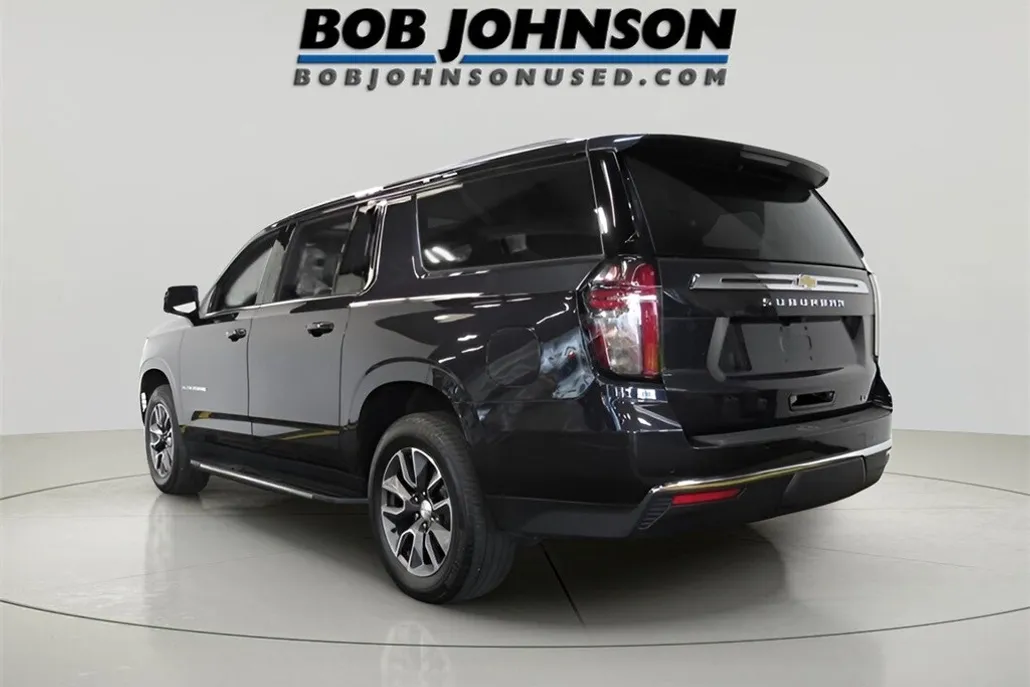 2022 Chevrolet Suburban LT photo 1