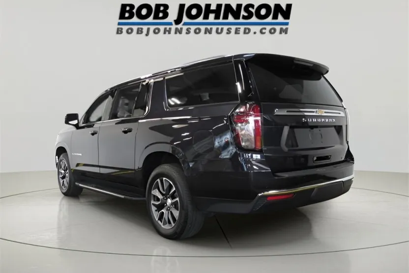 2022 Chevrolet Suburban LT photo 1