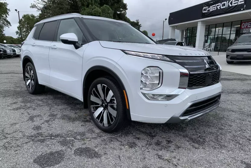 2025 Mitsubishi Outlander SEL photo 1