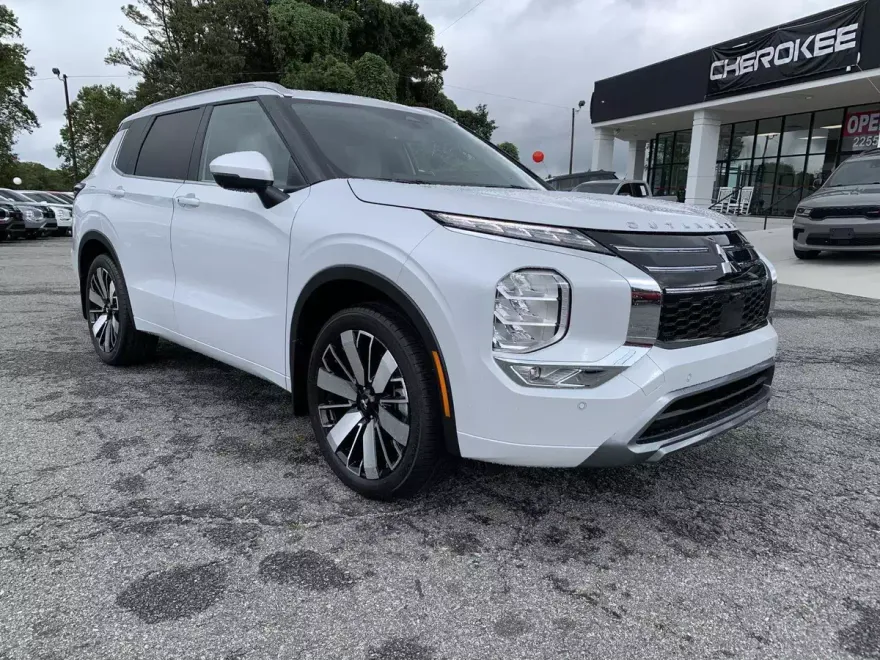 2025 Mitsubishi Outlander SEL photo 1