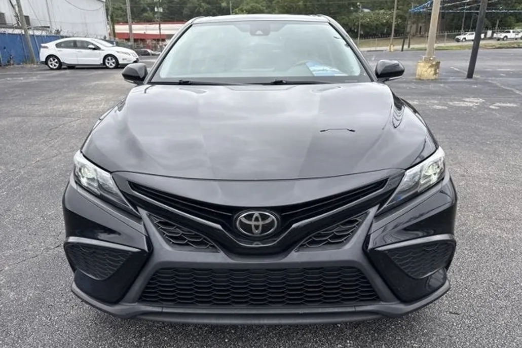 2022 Toyota Camry SE photo 1