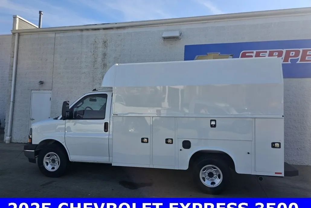 2025 Chevrolet Express 3500 Cutaway photo 1