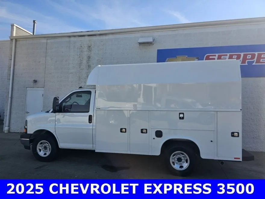 2025 Chevrolet Express 3500 Cutaway photo 1