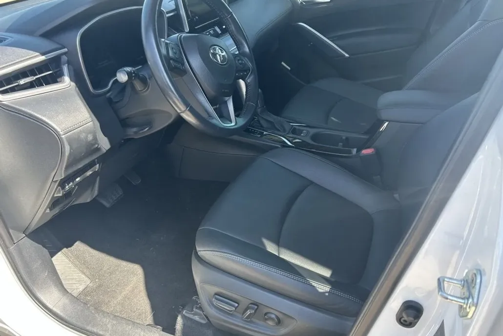 2023 Toyota Corolla Cross XLE photo 1