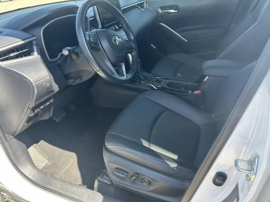 2023 Toyota Corolla Cross XLE photo 1