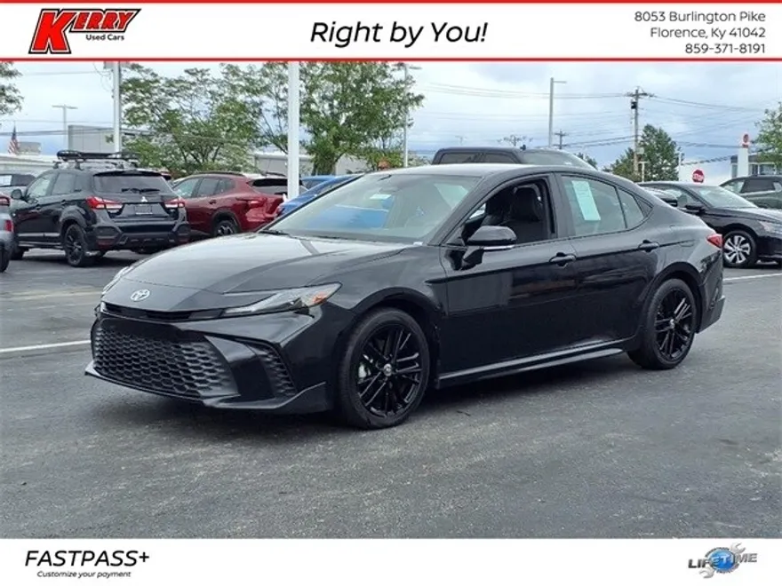 2025 Toyota Camry SE photo 1