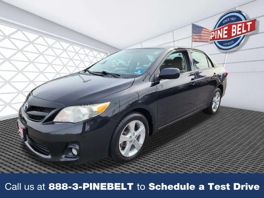 2012 Toyota Corolla LE photo 1