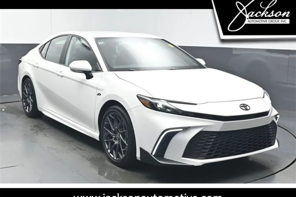 2025 Toyota Camry SE photo 1