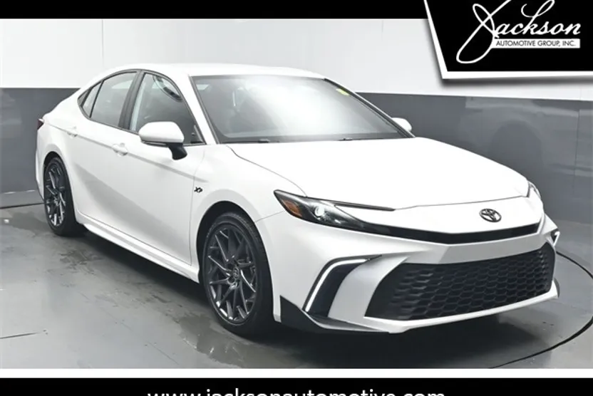 2025 Toyota Camry SE photo 1