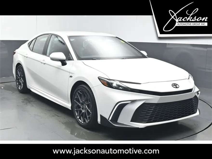 2025 Toyota Camry SE photo 1