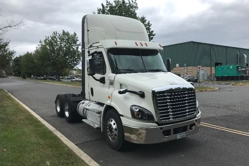 2018 Freightliner Cascadia 113" sleeper cab photo 1