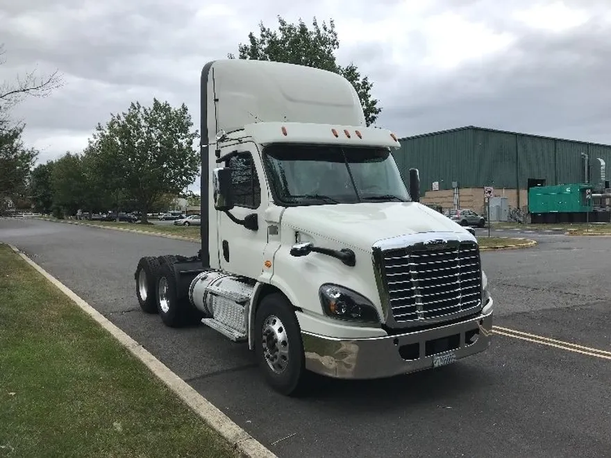 2018 Freightliner Cascadia 113" sleeper cab photo 1