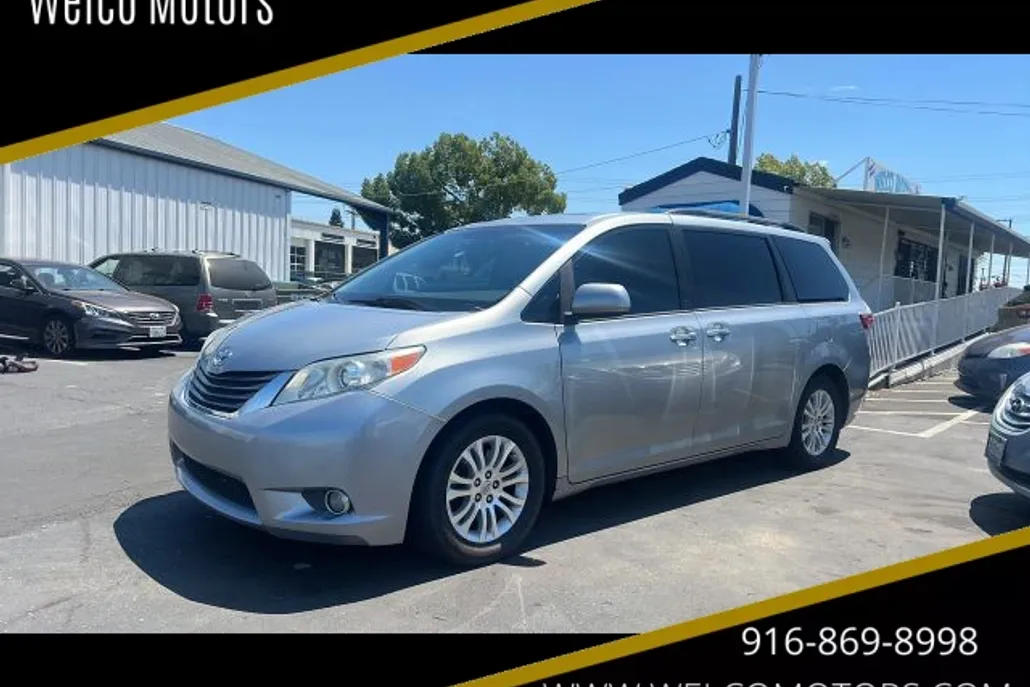 2017 Toyota Sienna XLE photo 1