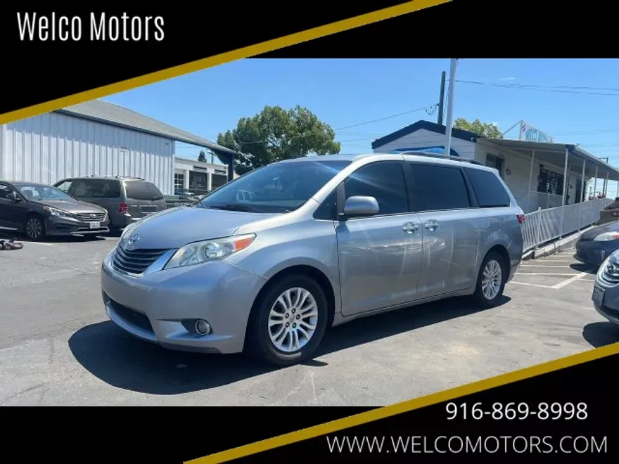 2017 Toyota Sienna XLE photo 1