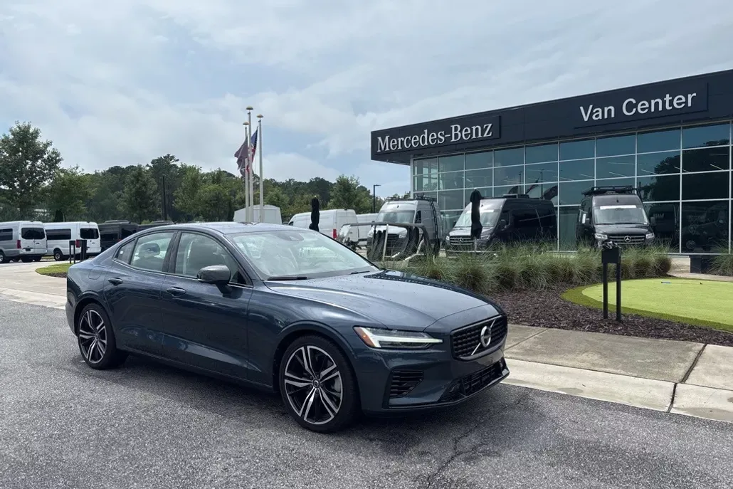 2022 Volvo S60 Recharge T8 R-Design Expression photo 1