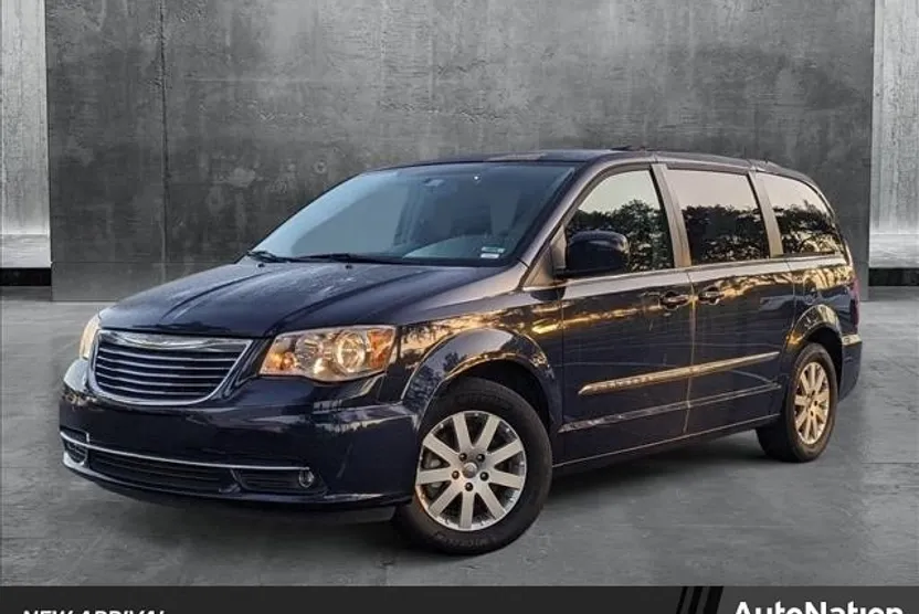 2015 Chrysler Town & Country Touring photo 1