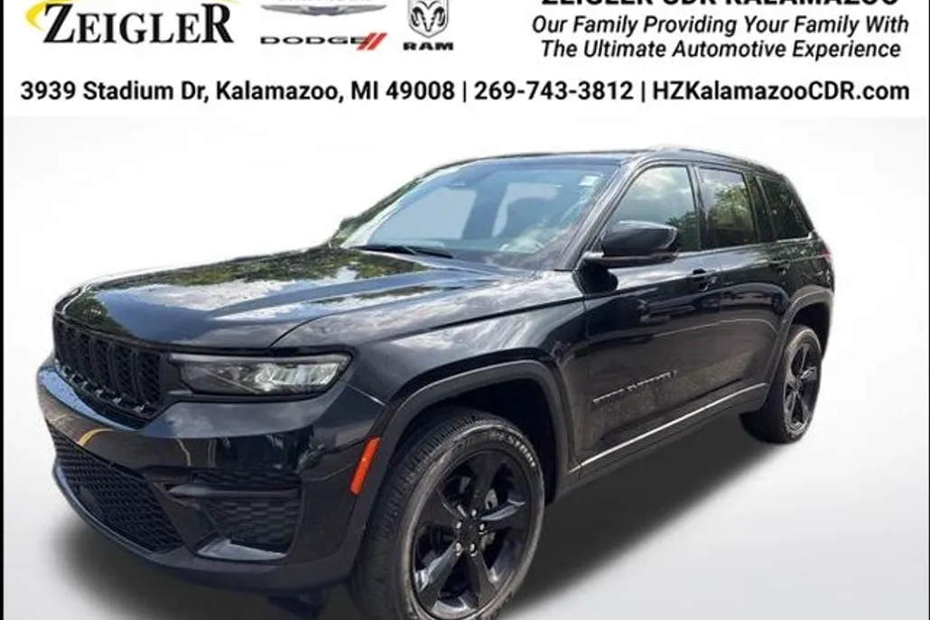 2022 Jeep Grand Cherokee Laredo Altitude photo 1
