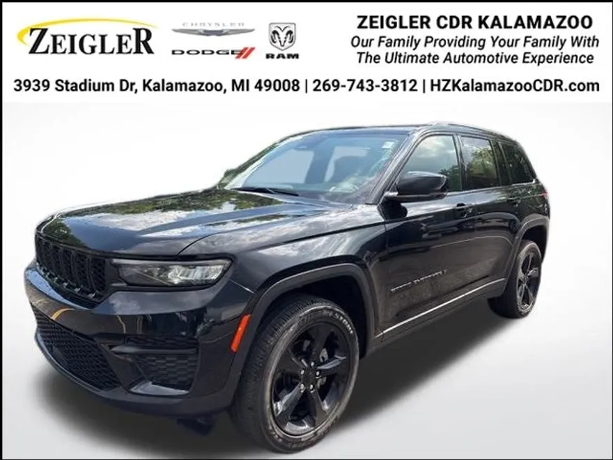 2022 Jeep Grand Cherokee Laredo Altitude photo 1