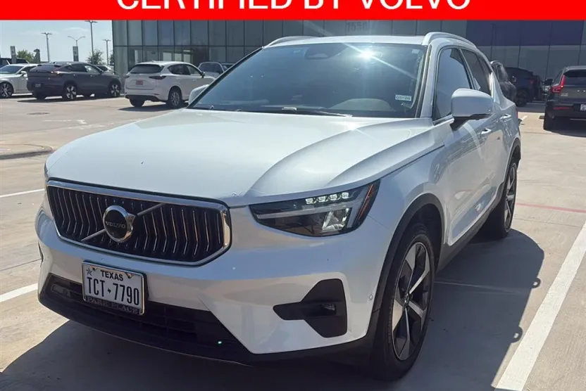 2023 Volvo XC40 Plus photo 1
