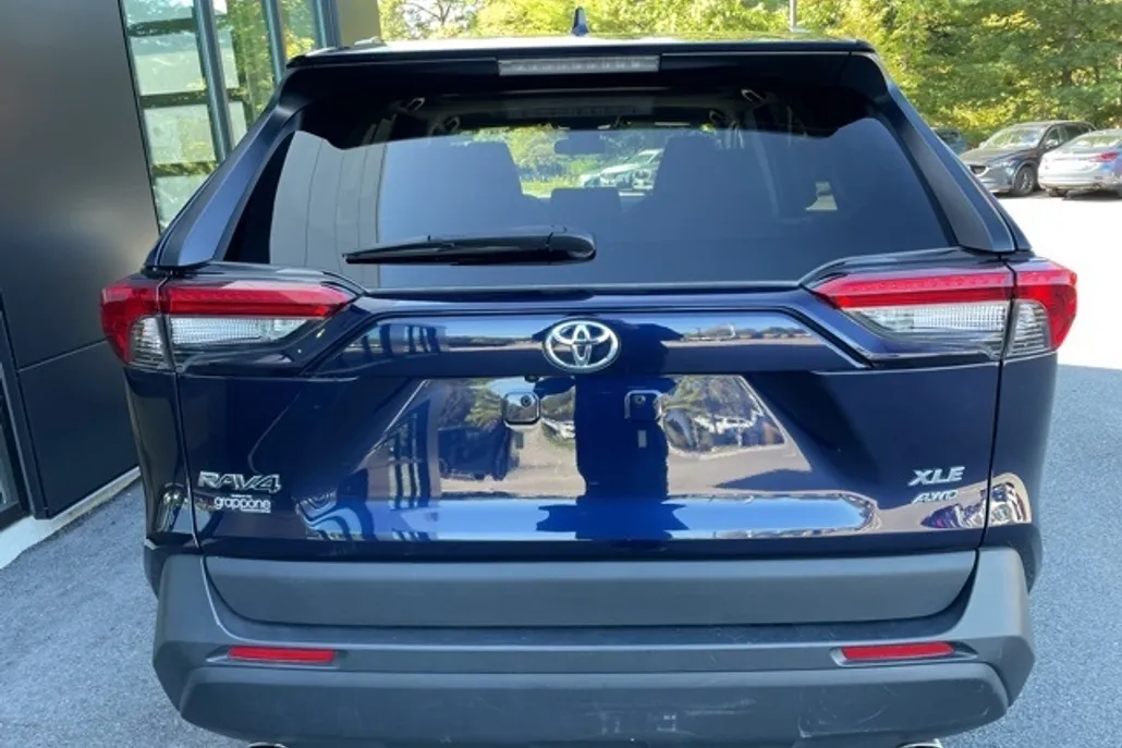 2023 Toyota RAV4 XLE photo 1