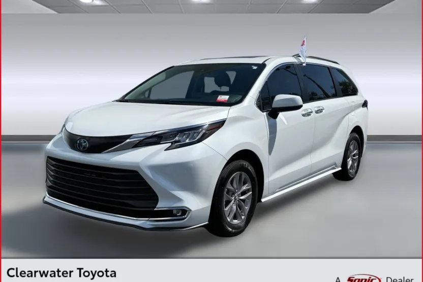 2023 Toyota Sienna XLE photo 1