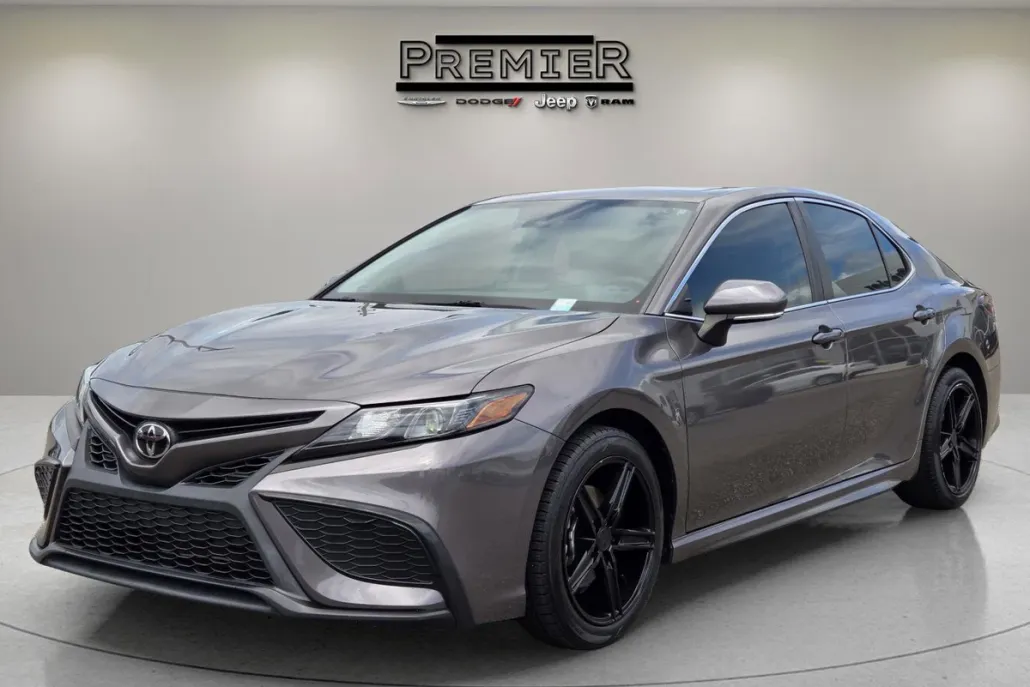 2022 Toyota Camry SE photo 1