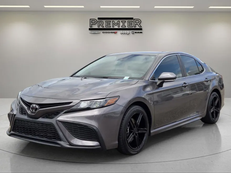 2022 Toyota Camry SE photo 1