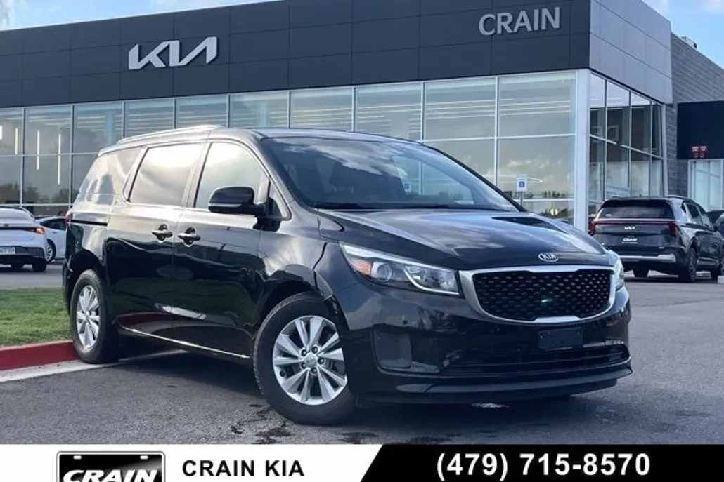2017 Kia Sedona LX photo 1