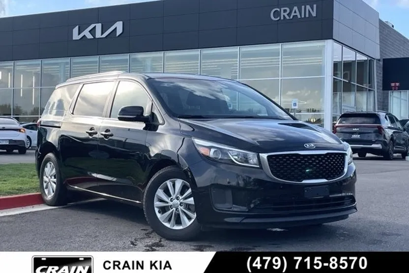 2017 Kia Sedona LX photo 1