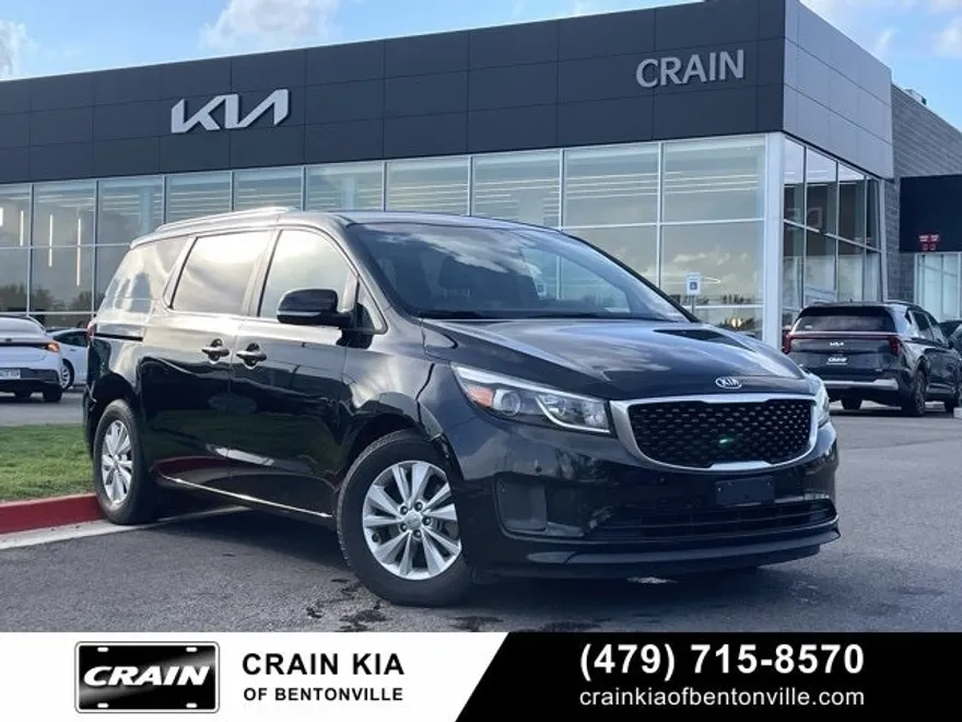 2017 Kia Sedona LX photo 1
