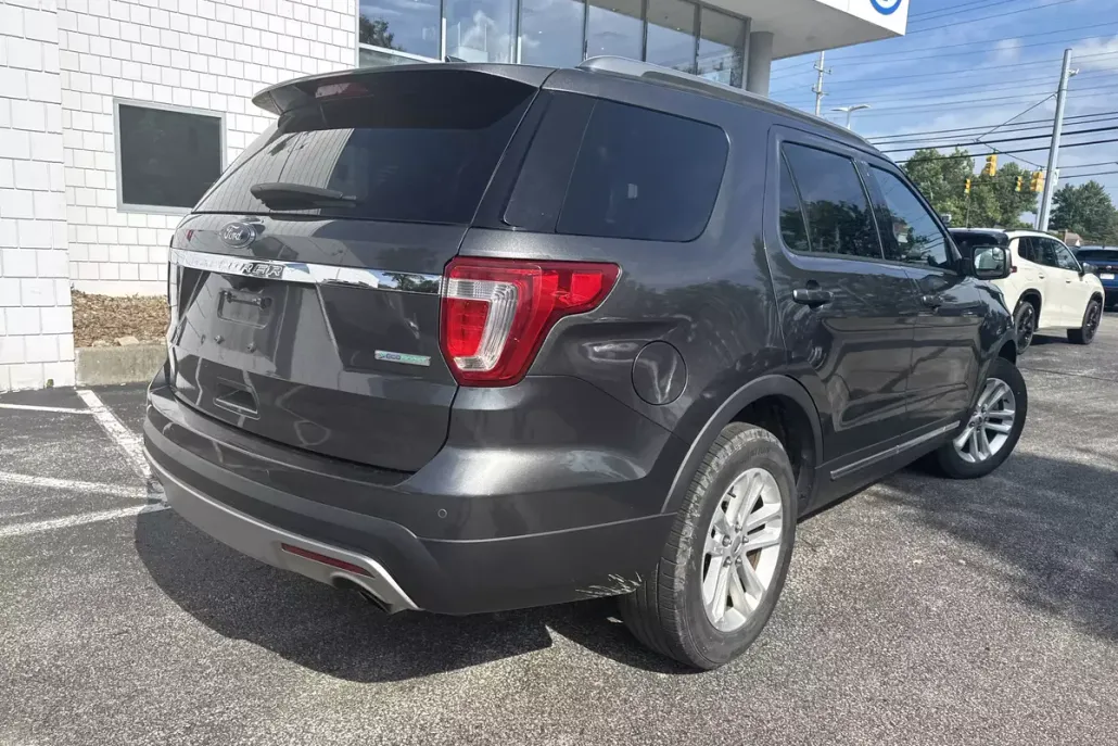 2016 Ford Explorer XLT photo 1