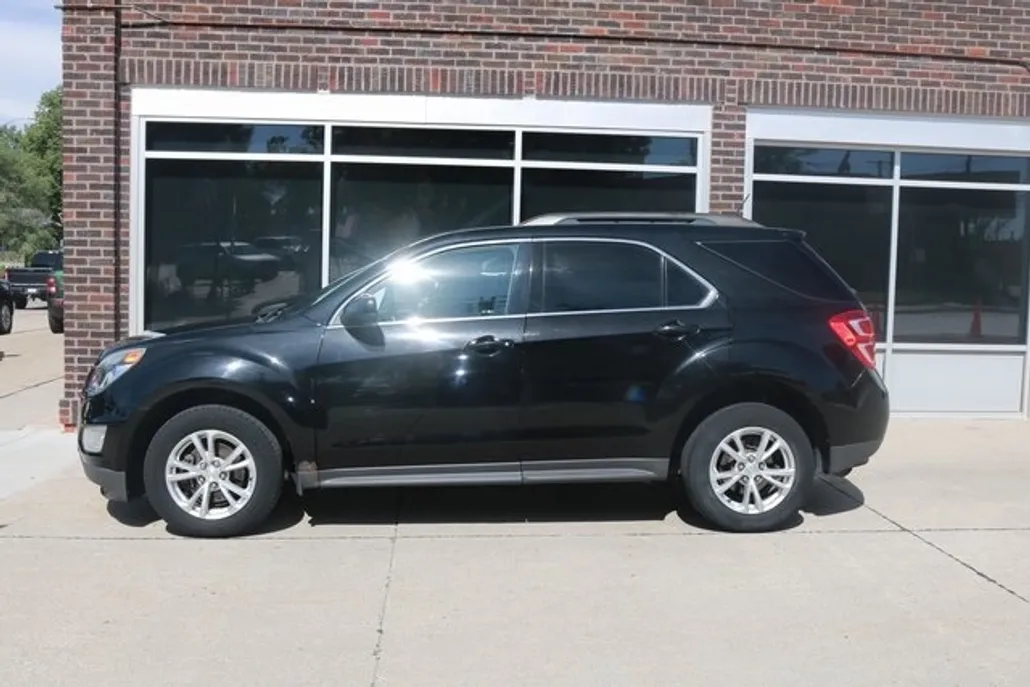 2017 Chevrolet Equinox LT photo 1