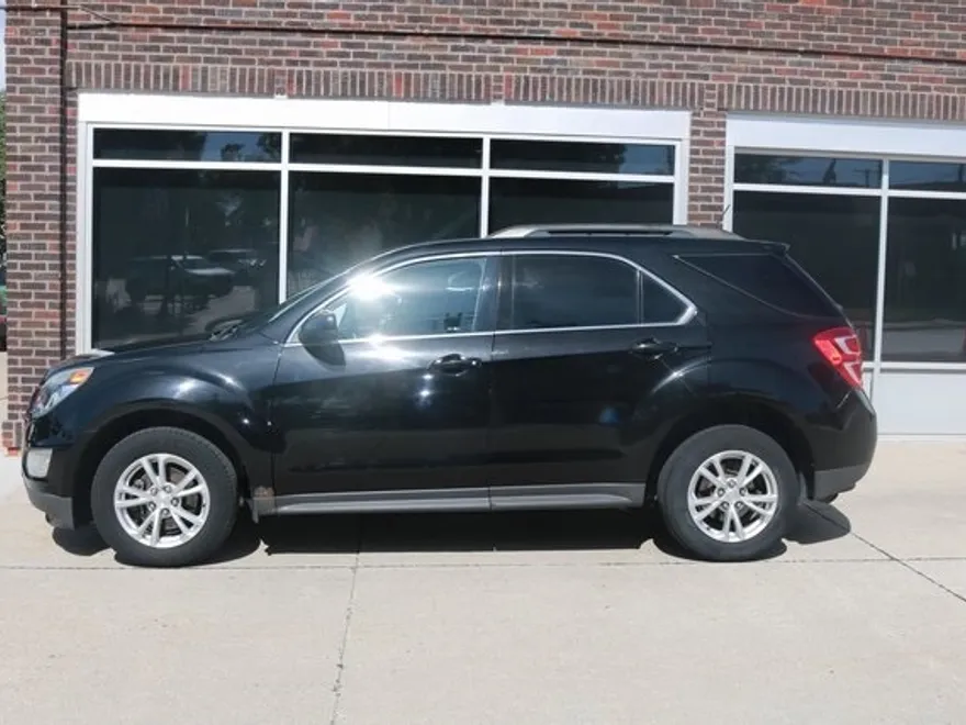 2017 Chevrolet Equinox LT photo 1