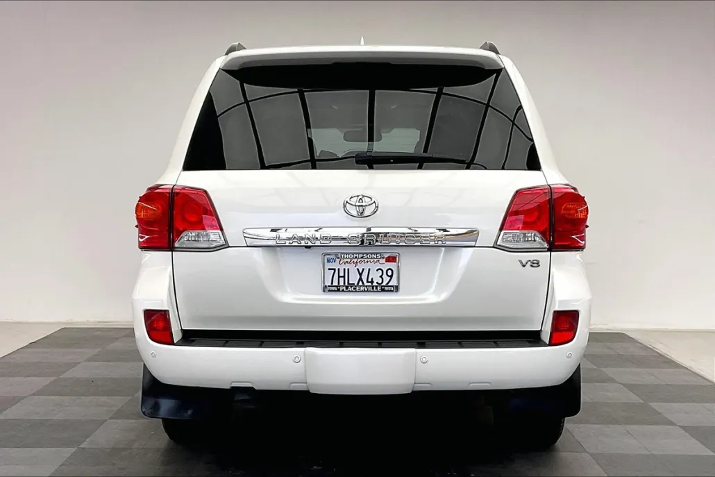 2015 Toyota Land Cruiser Base photo 1