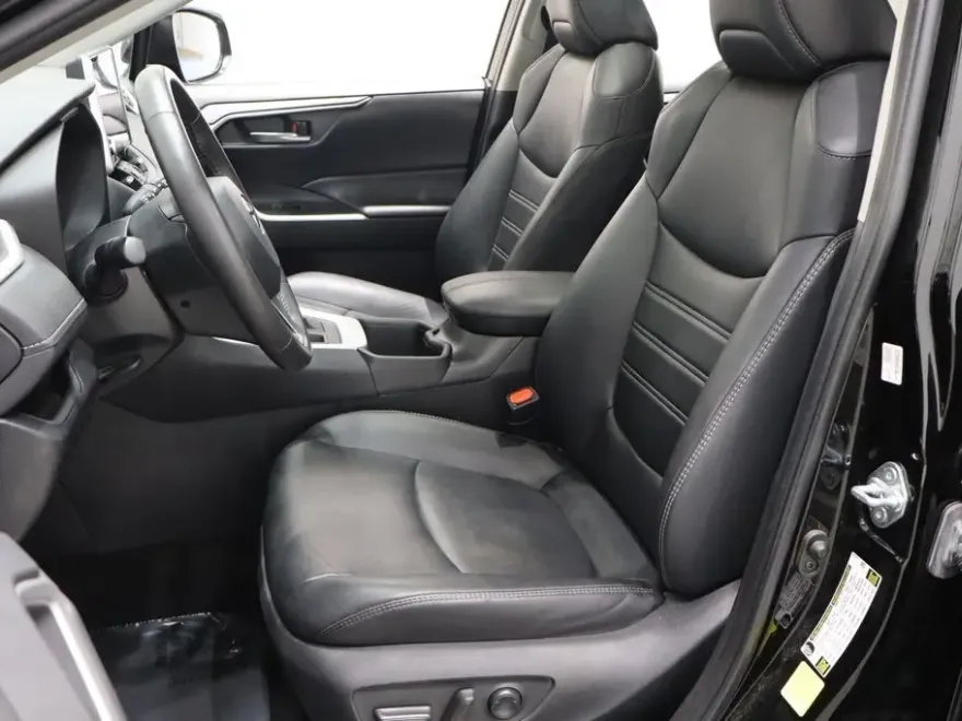 2024 Toyota RAV4 XLE Premium photo 7