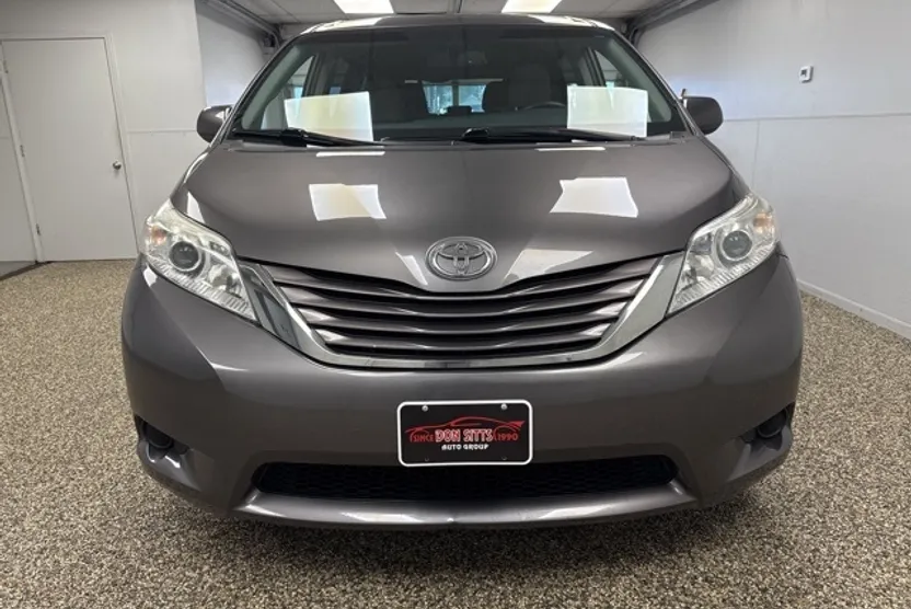 2017 Toyota Sienna LE photo 1