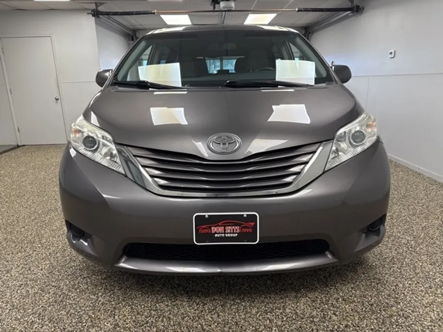 2017 Toyota Sienna LE photo 1
