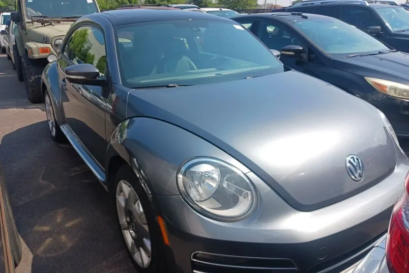 2017 Volkswagen Beetle SE photo 1